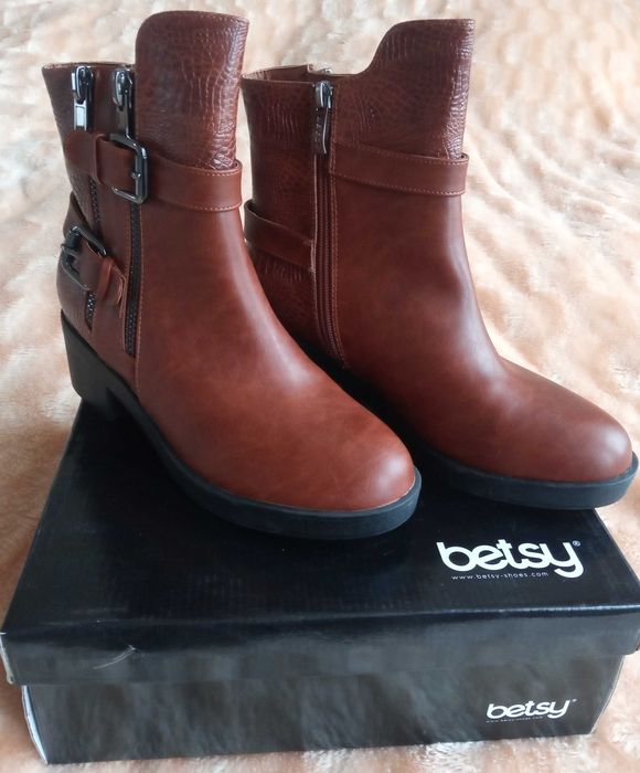 Навпів чобітки.Нові 39 р.Штучна шкіра та хутро,гарної якості.