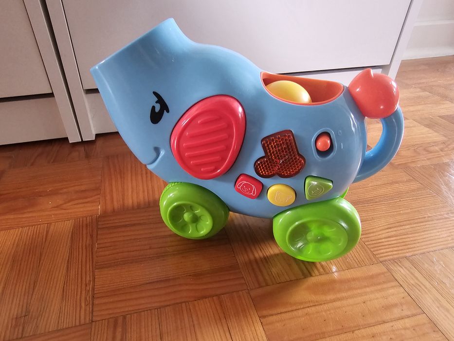 Elefante interativo
Música e luzes
Anda e lança bolas