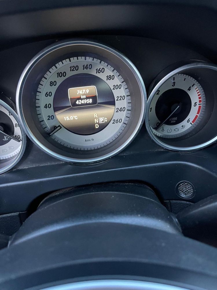 Mercedes E 220 *