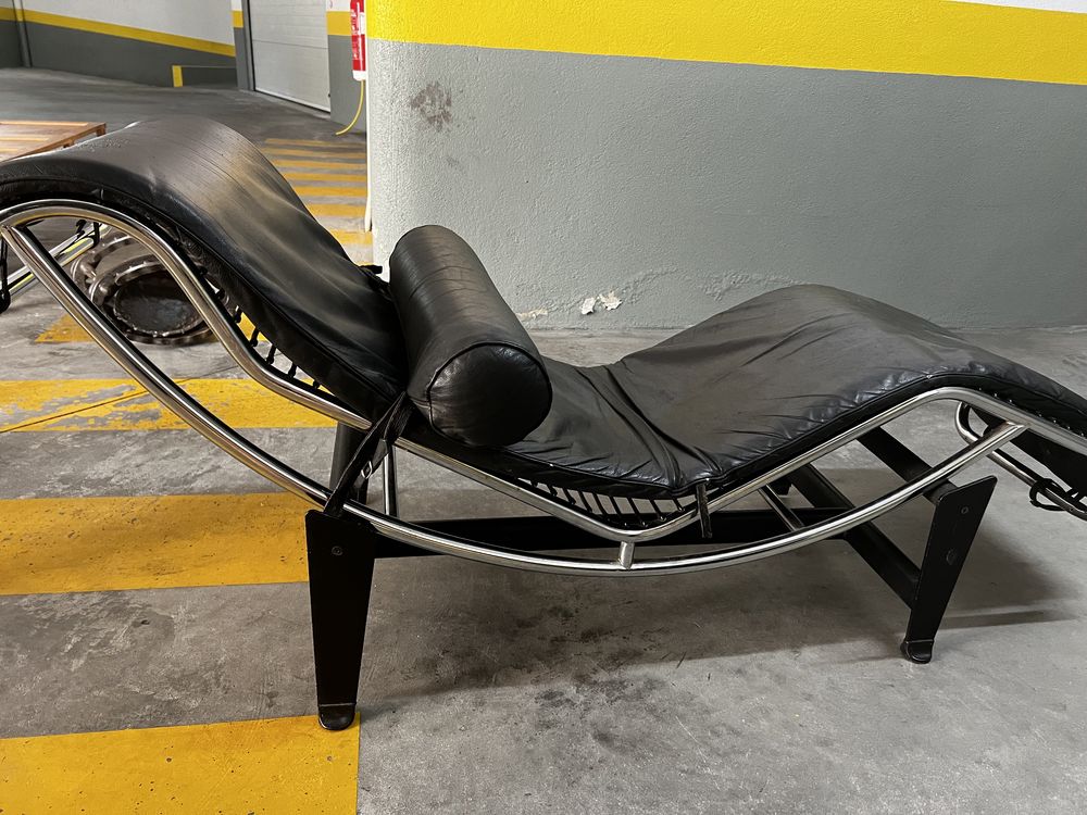 Cadeira de pele preta