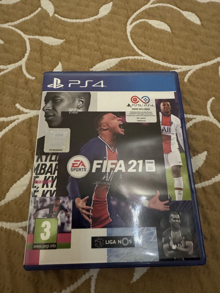 PlayStation 4 + dois comandos + 5 jogos