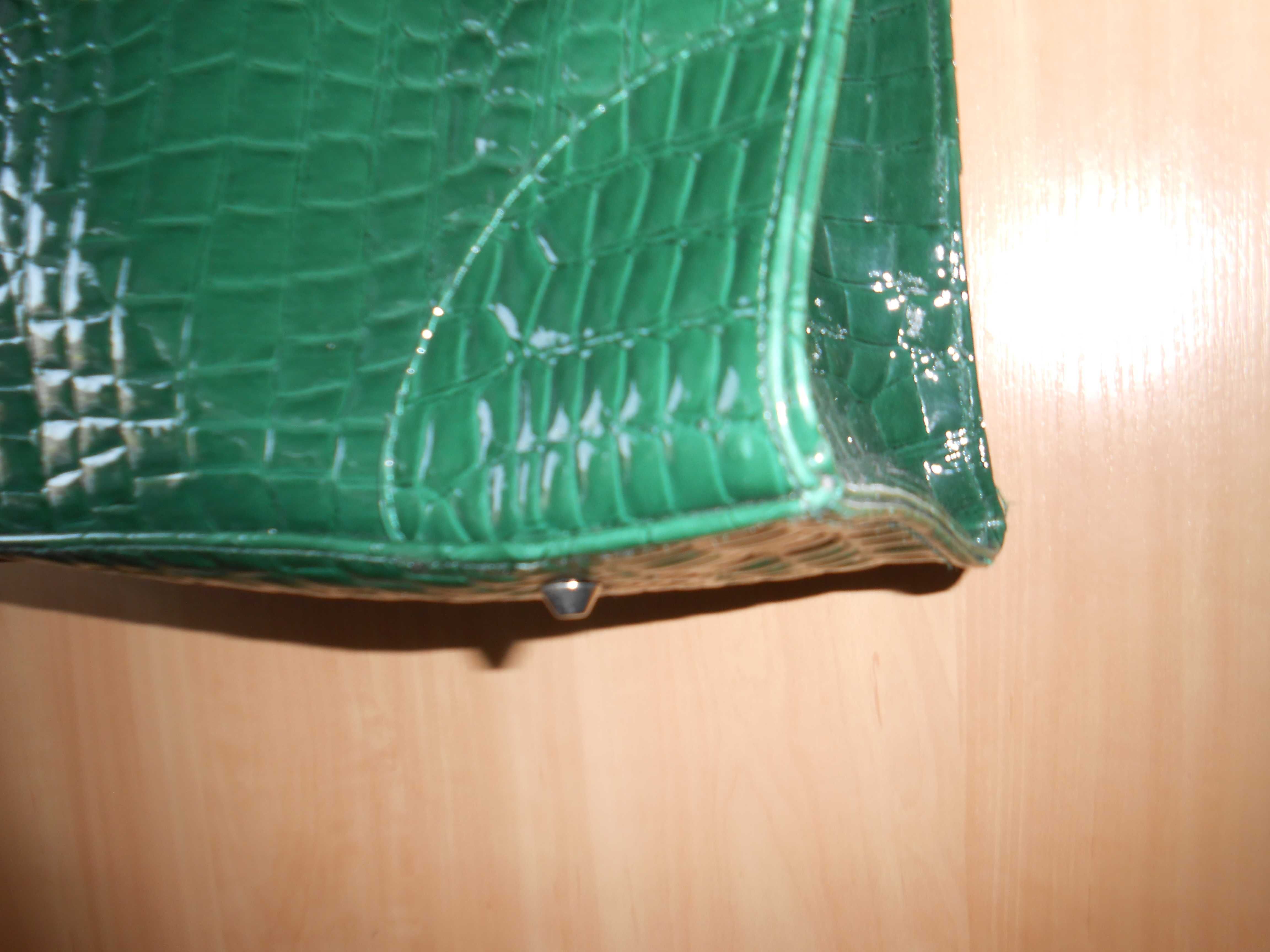 стильна сумка зеленого кольору лакова під рептилію велика