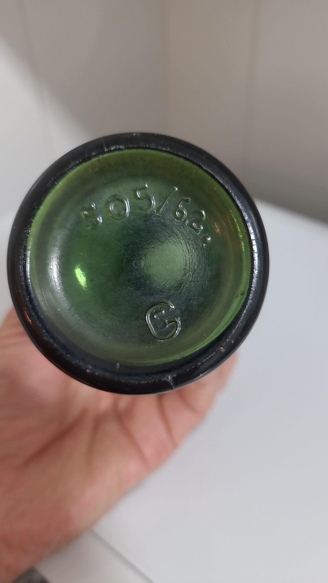 Antiga garrafa de cerveja gravada em alto relevo nas laterais