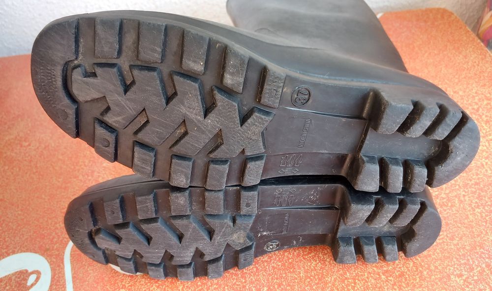 BOTAS IMPERMEÁVEIS,GALOCHAS.Dois pares pretas n°37.Pesca,campo,terreno