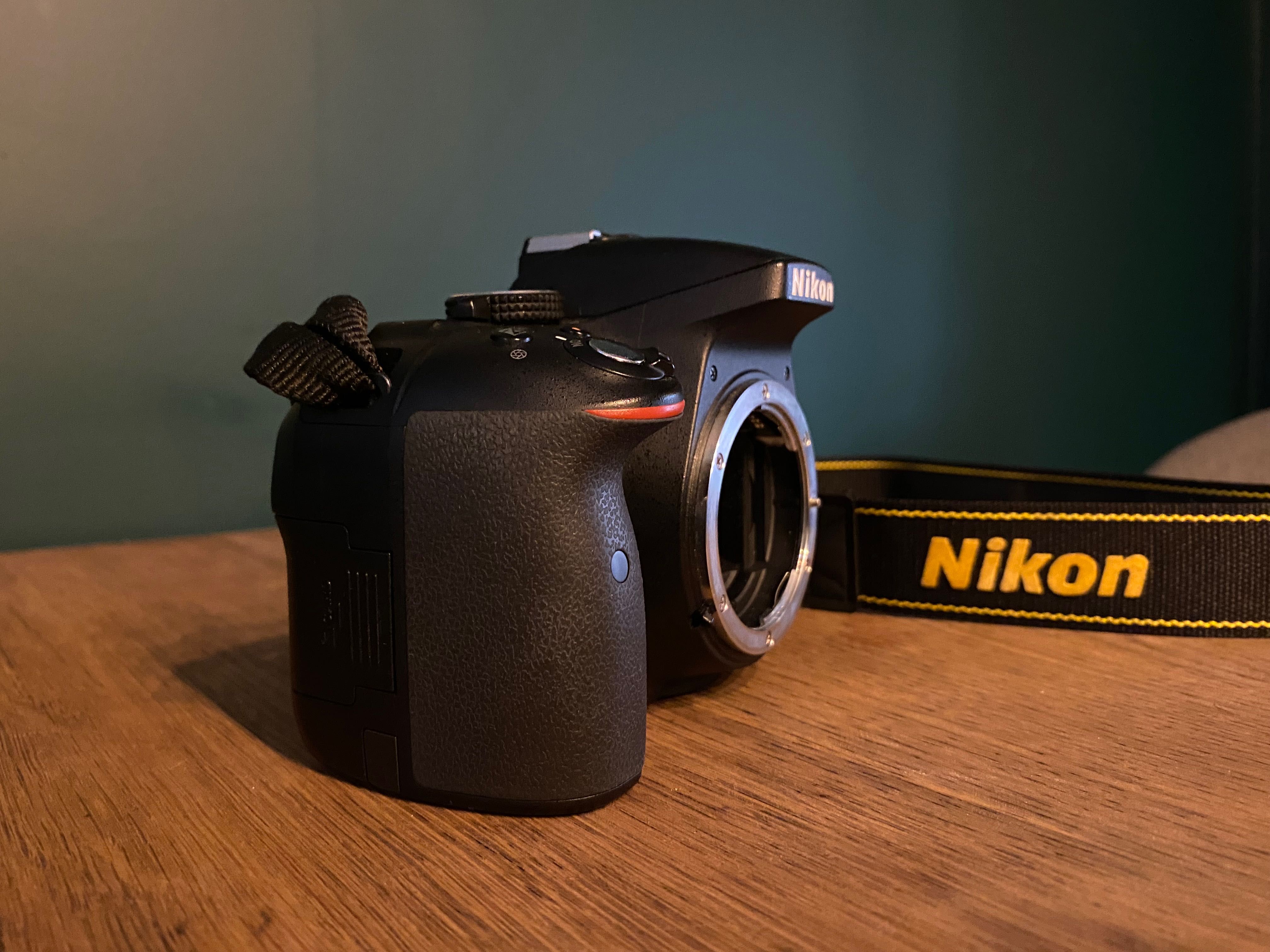 Sprzedam  Nikon D5300 z obiektywami 35mm f/1.8 oraz 18-105