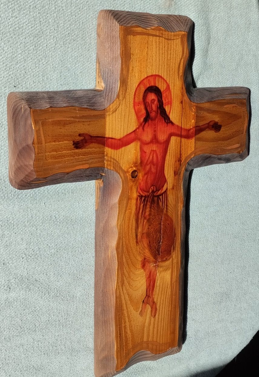 Drewniany krzyż z wizerunkiem Chrystusa
