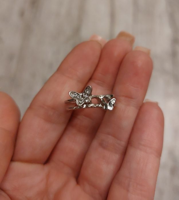 Pierścionek damski regulowany z motylami w kolorze srebra