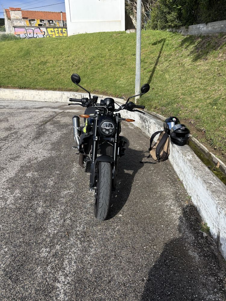 Indian FTR 1200 - com 700km