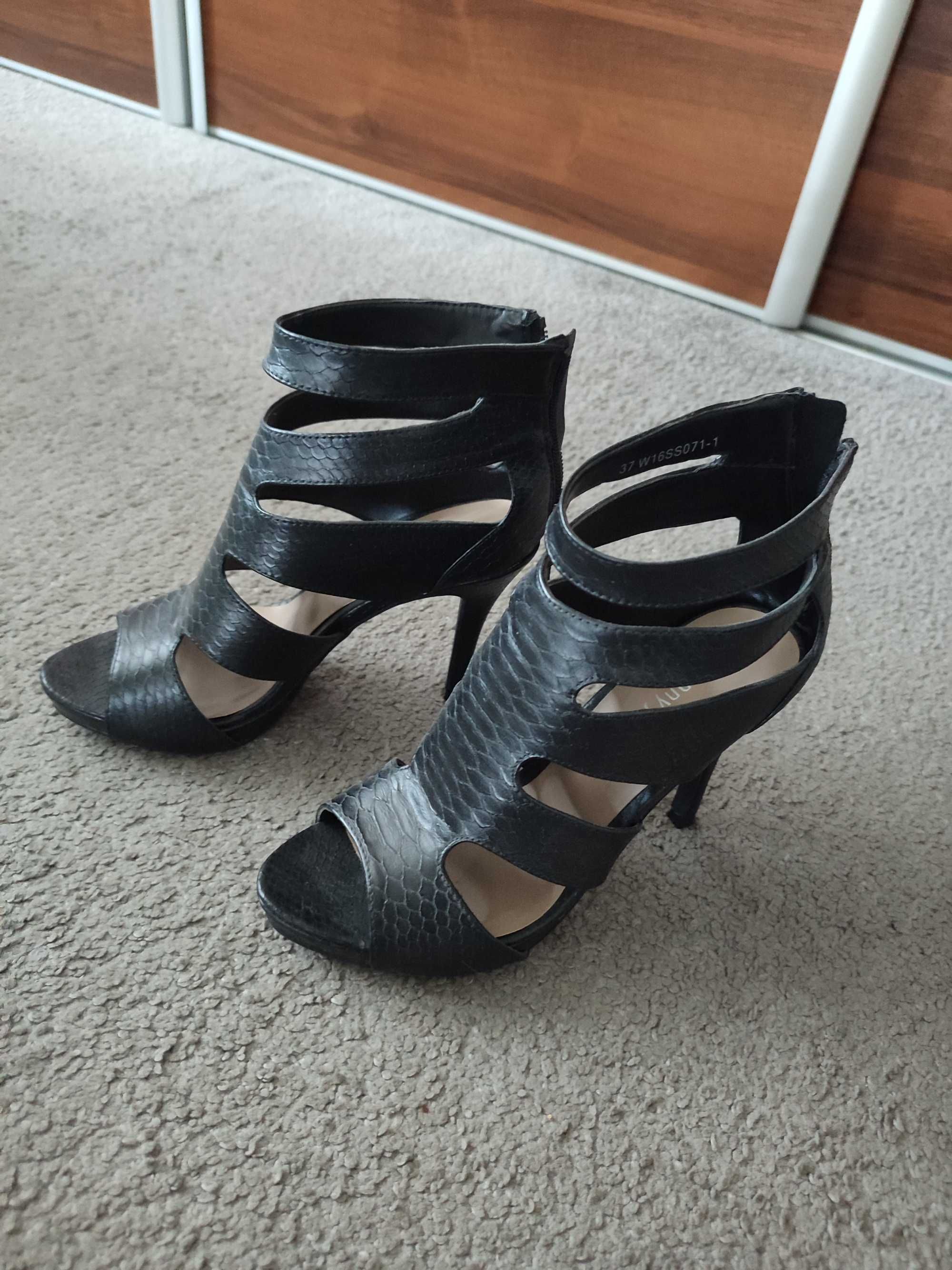 Sprzedam buty damskie.