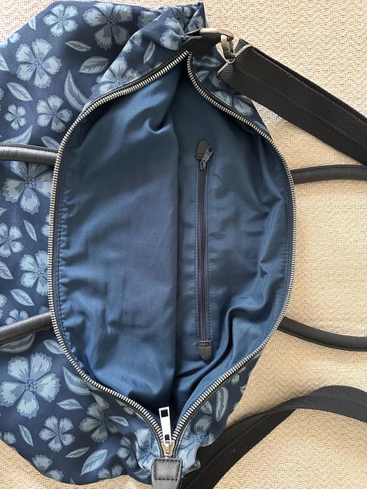 Mala de mão grande a tiracolo