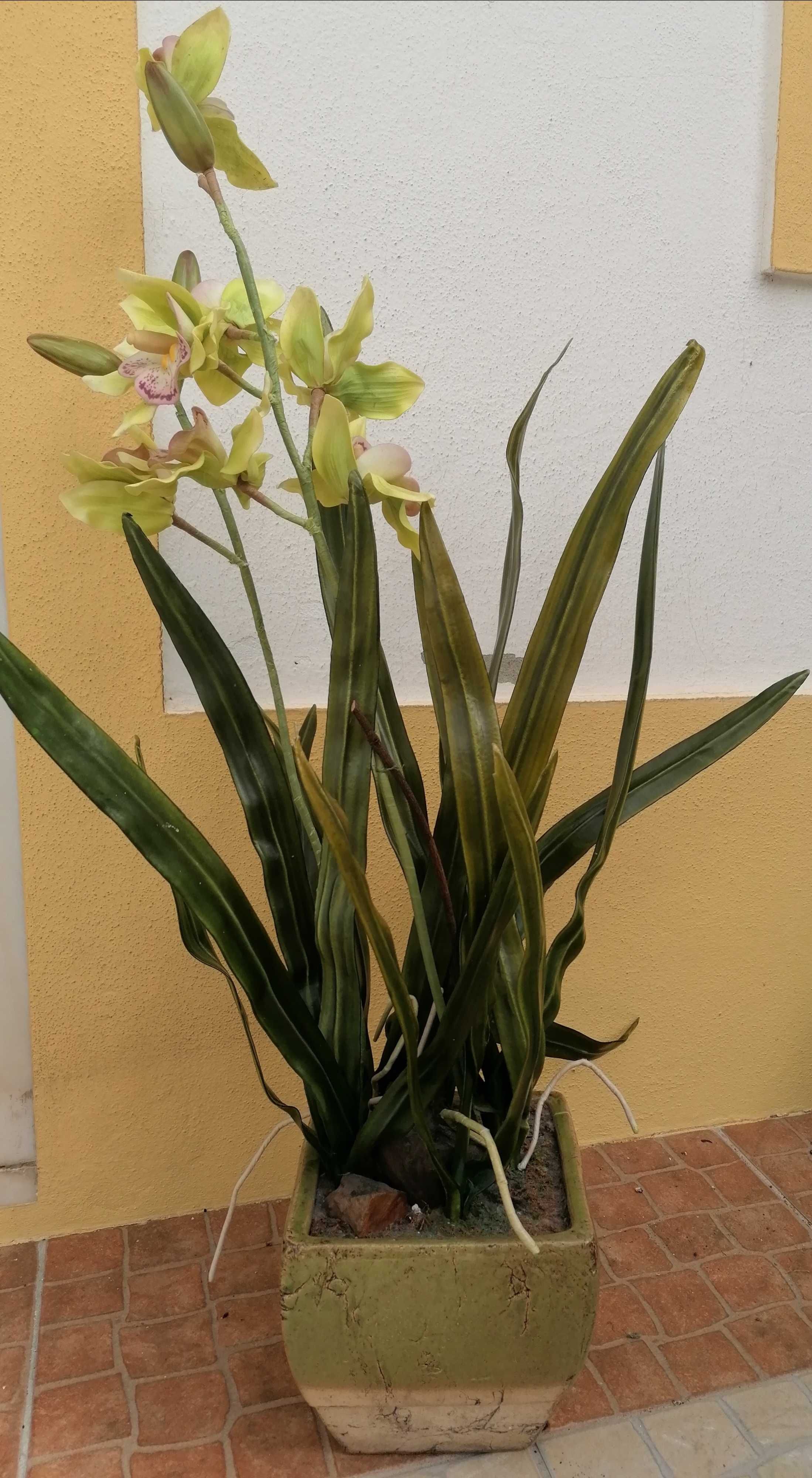 Vaso de louça com flores artificiais