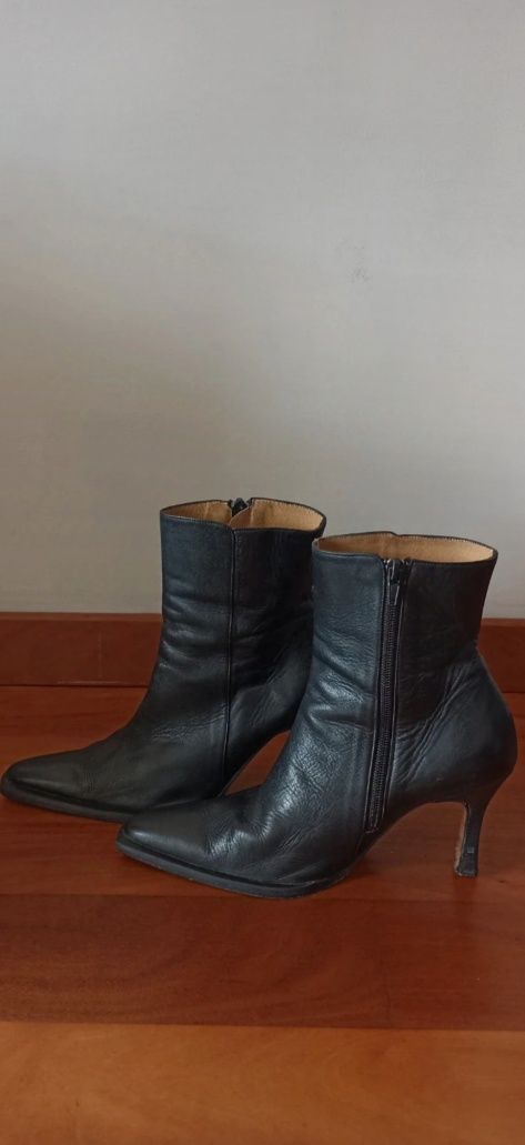 Botas bicudas, pouco acima do tornozelo, de pele, pretas, tamanho 37