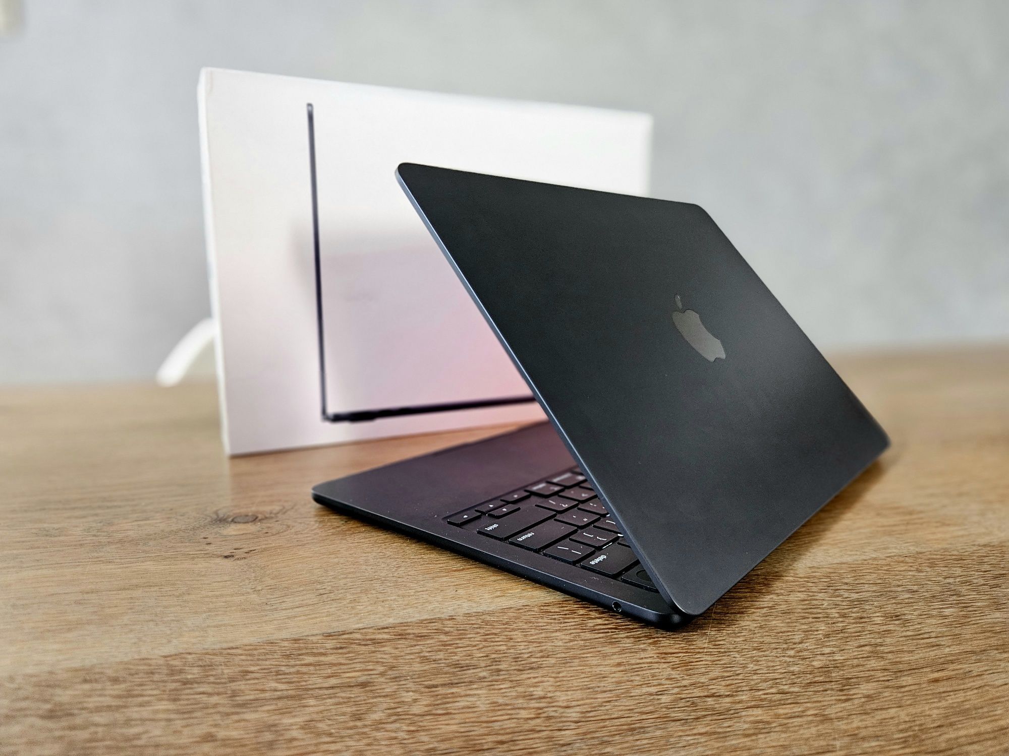 Apple MacBook Air M2 13.6 - stan idealny, plus dodatki