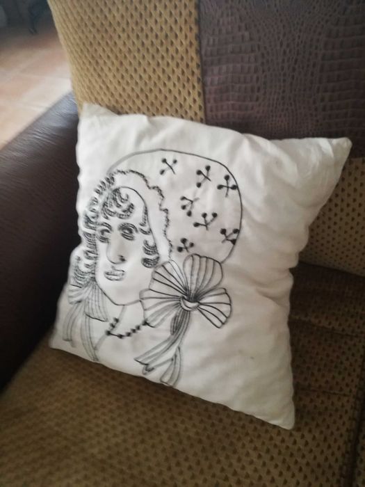 Almofada bordada branca