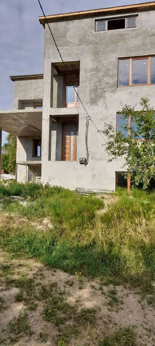 Будинок на продаж у мальовничому селі Велятино.