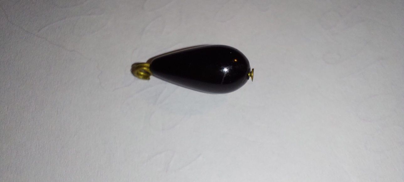 Czarny wisiorek 2 cm x 0.6 cm