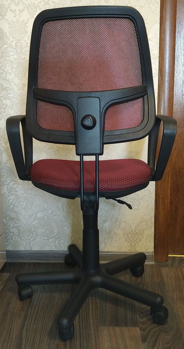Офисное кресло в новом состоянии