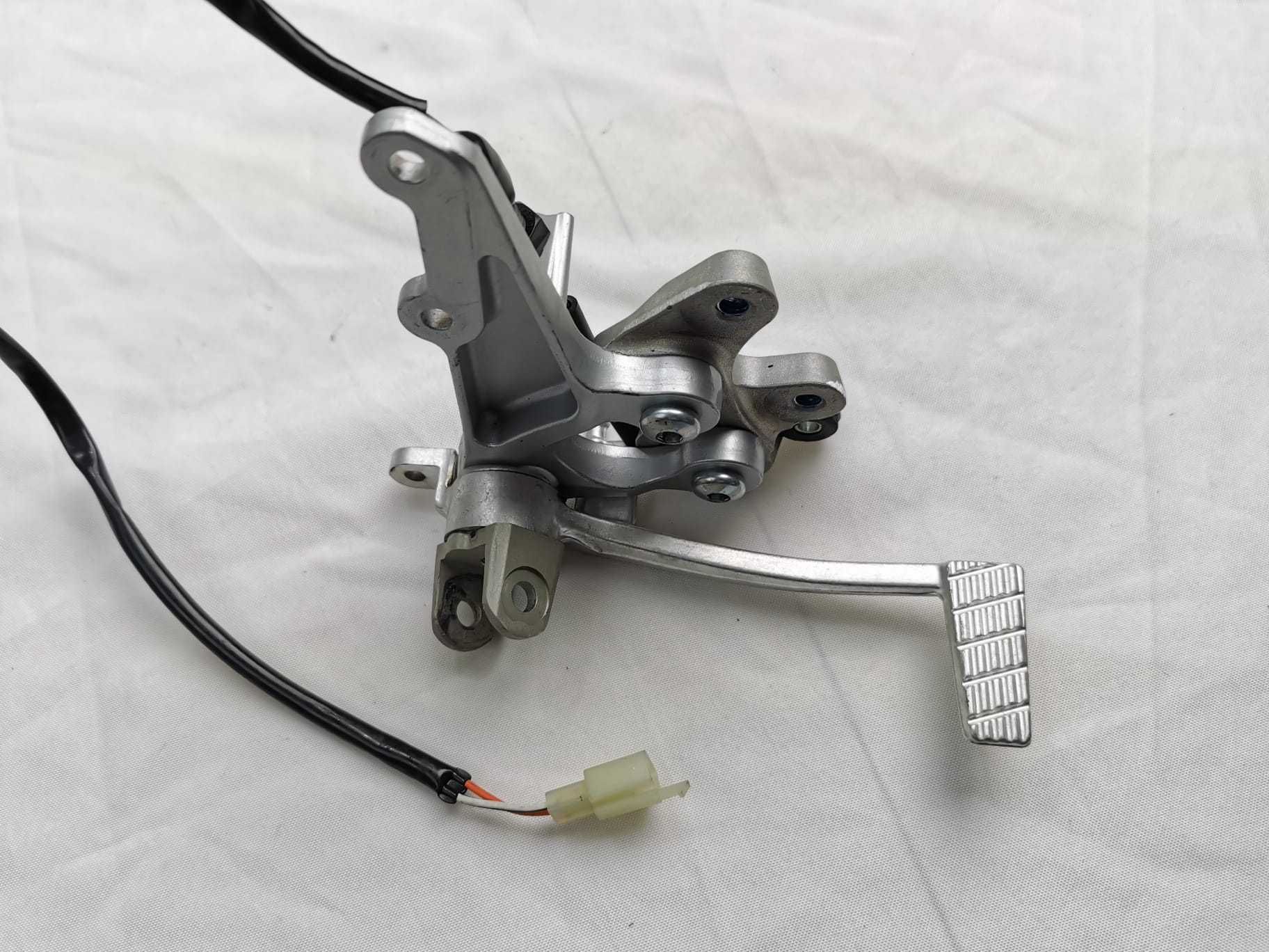 Set podnóżek dźwignia hamulca Suzuki GSXR 1000 jak NOWA