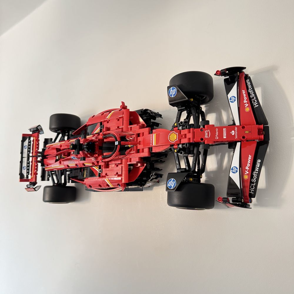 Suporte de Parede Horizonta LEGO® Technic Ferrari SF-24 F1 Car (42207)