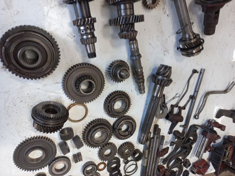 Części skrzyni biegów DEUTZ FAHR DX 6.05,85,90,4,50,4.31,synchronizator 1-2 bieg,przesówka,koło zębate,ślizg,pierścień ,hamulec,wałek ataku,łożysko,obudowa skrzyni,tuleja.