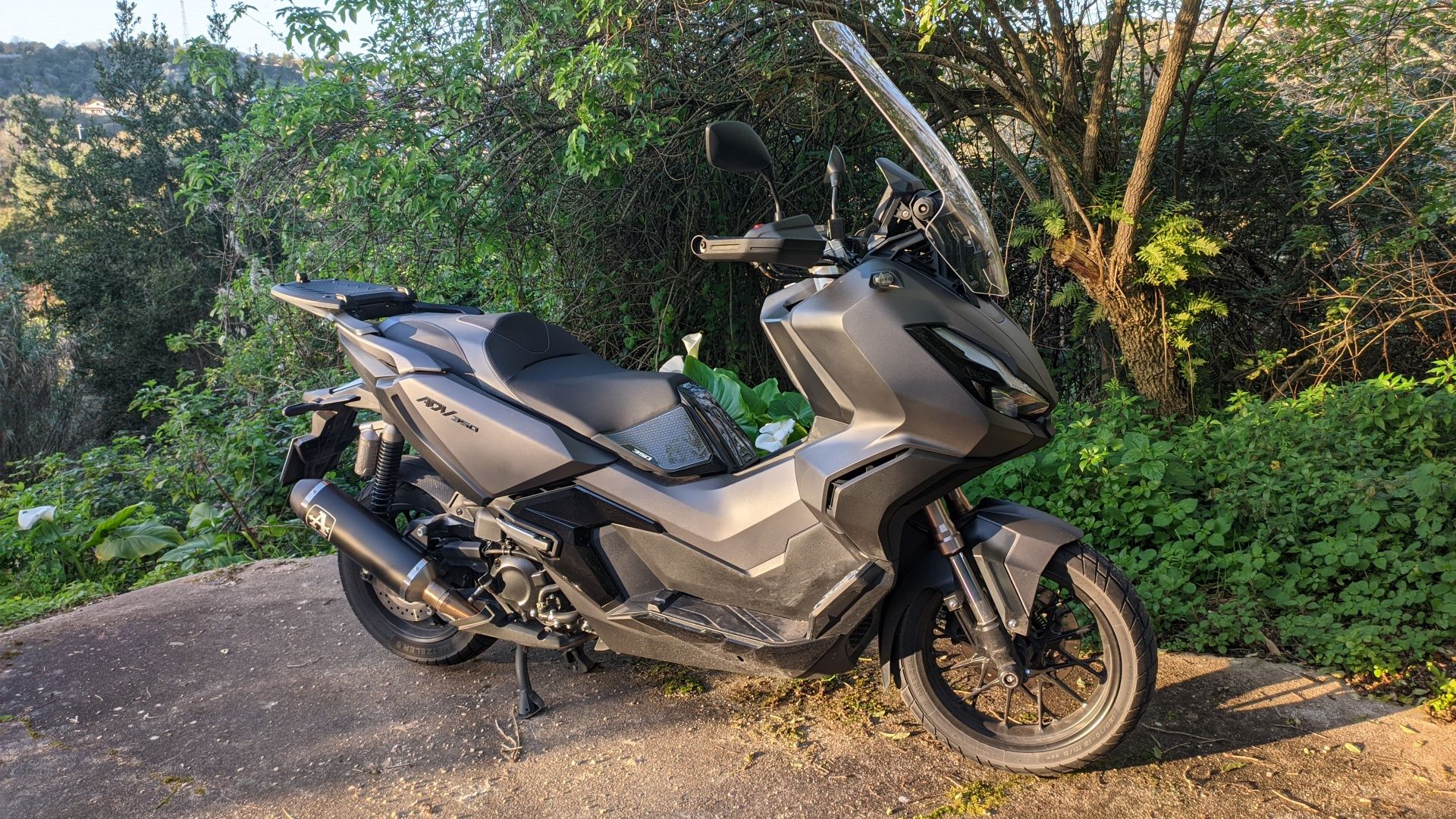 Honda ADV 350 de 03/2023, com muitos extras, em excelente estado