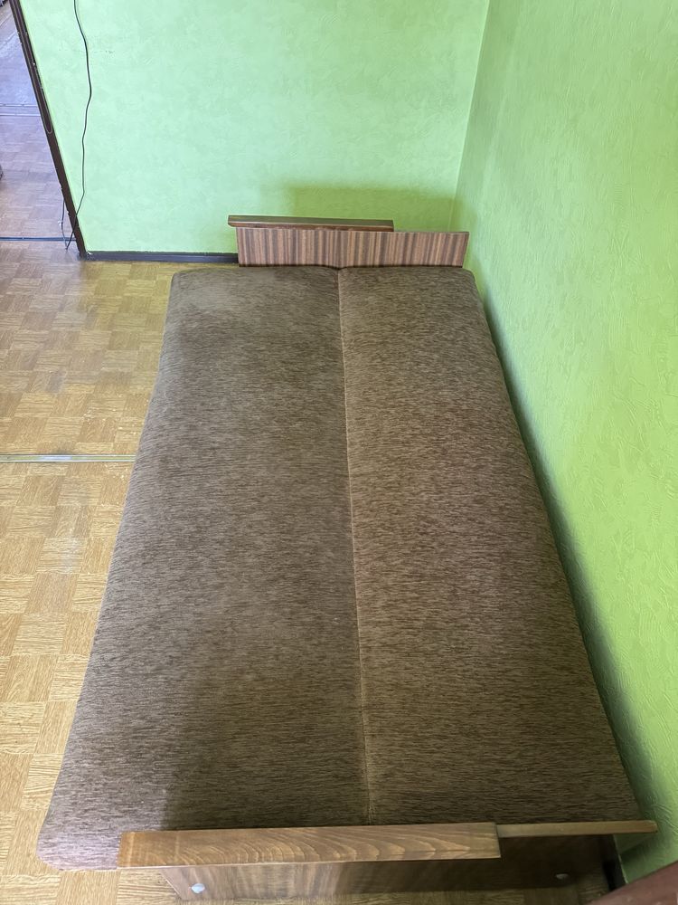 Brązowy tapczan sofa kanapa rozkładana z funkcją spania