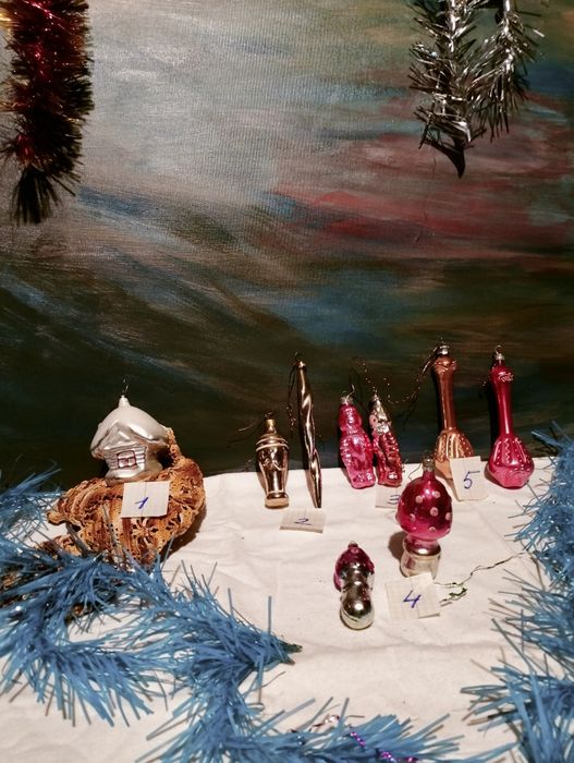 Новорічні іграшки на ялинку, фігурки.