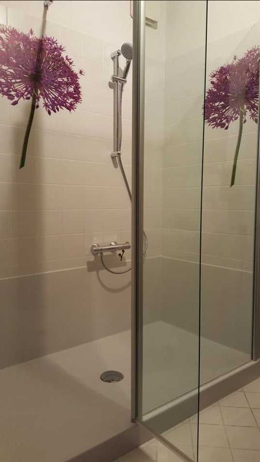 Wymień wannę na kabinę prysznicową. Adaptacja łazienki dla seniora.