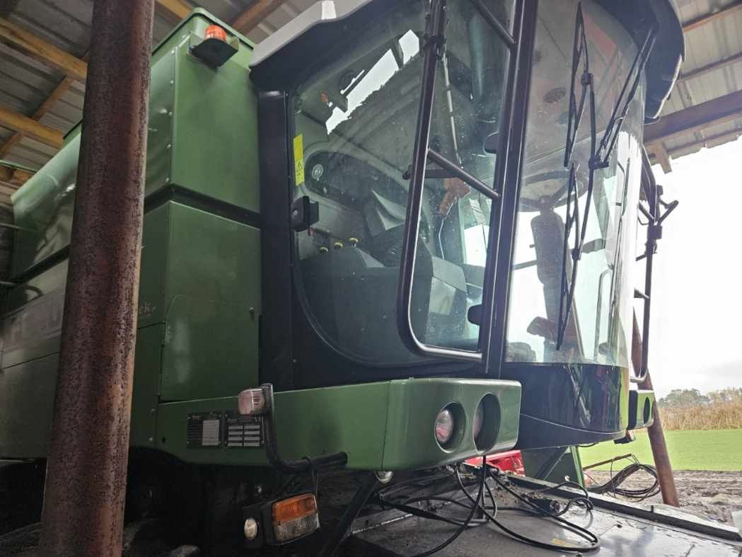 Kombajn fendt 5220e z przystawką do kukurydzy