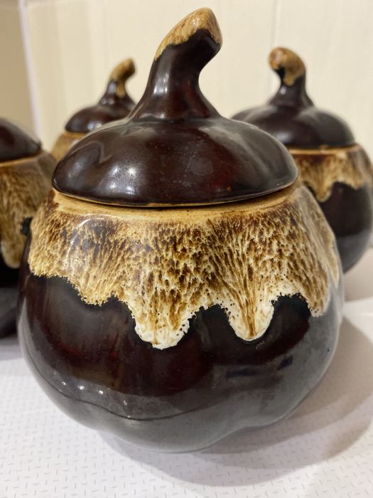 Керамічні горщики з кришками