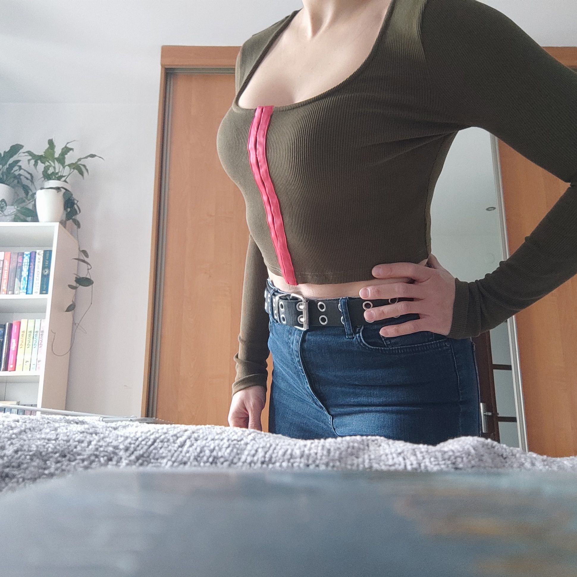 Sweterek GUESS. Krótki