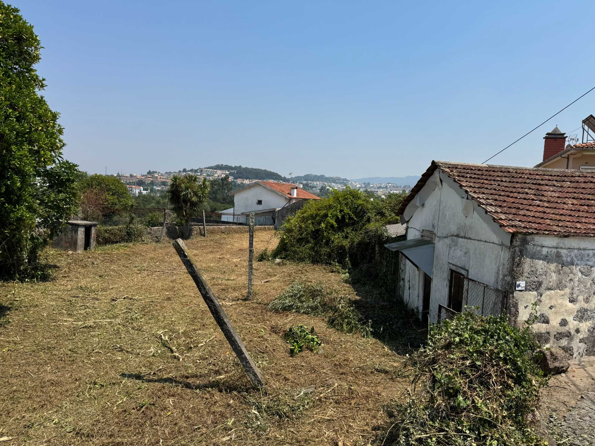 Terreno com 2 Casas em Ruínas – 4 min da A11 e 12 min a pé do comboio