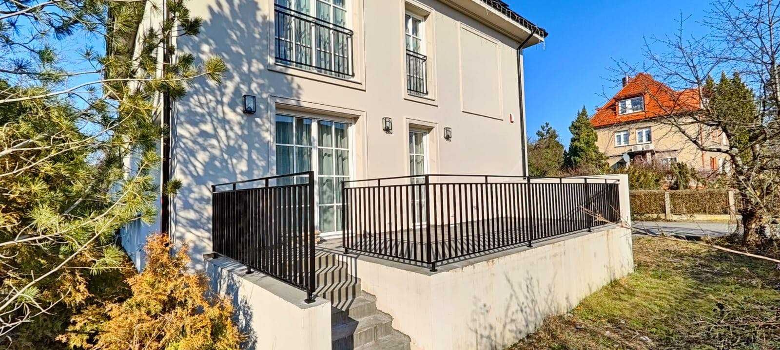 Balkon zewnętrzny, balustrada schodowa, ażurowa, balkon francuski