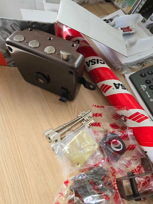 Fechadura direita ,Cisa  nova  com trancas ,nunca foi montada