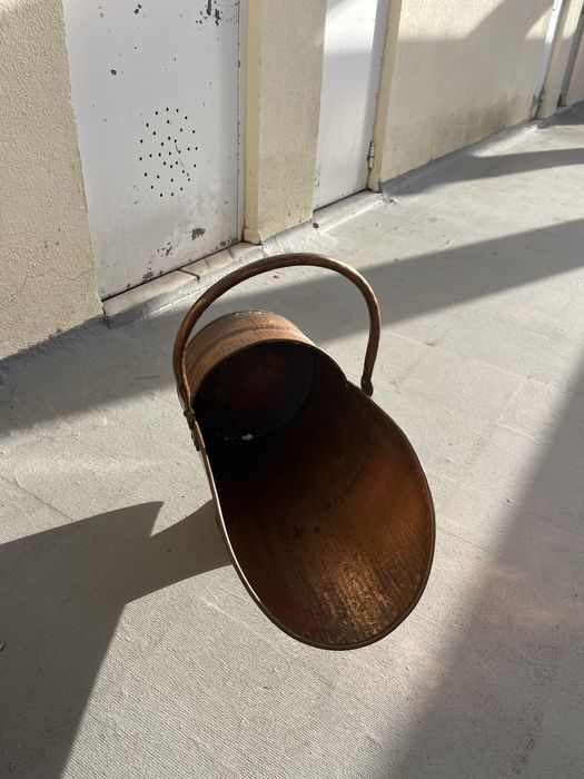 Cesto para lenha em latao