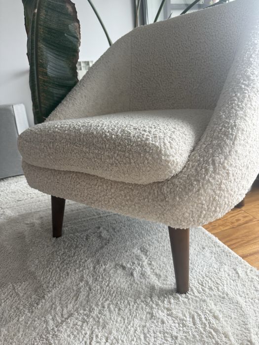 Poltrona branca com pes castanhos