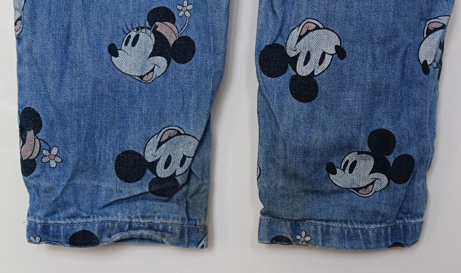 Dżinsowe spodnie z Myszką Miki - H&M Disney