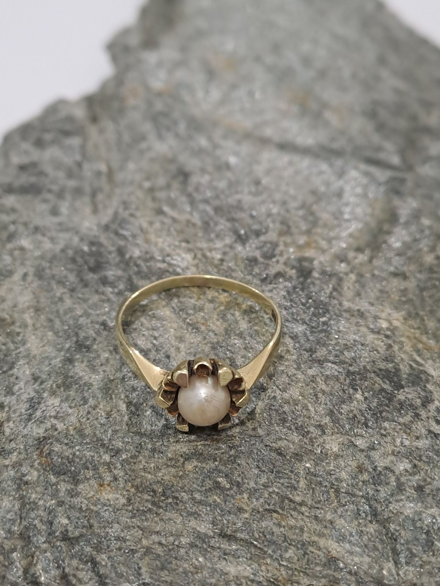 Złoty pierścionek z perła 585 używany stan bdb roz.21