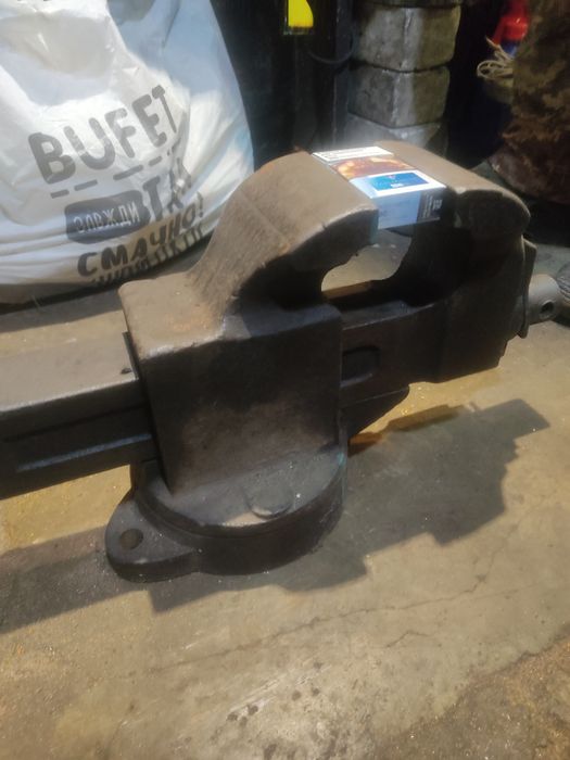 Тиски поворотные