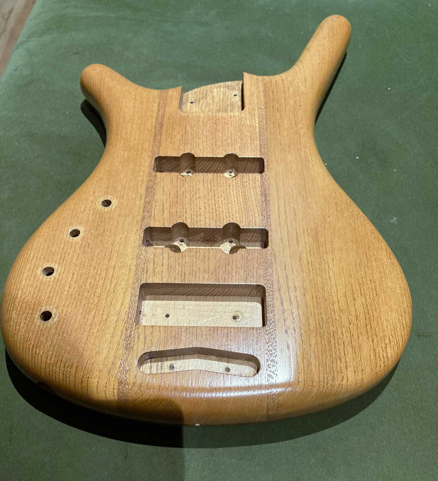 Gitara basowa Warwick Corvette standard korpus leworęczny