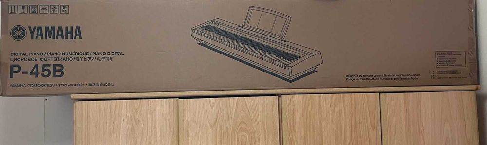 Piano Digital Yamaha P-45B + Suportes para Piano e Partituras