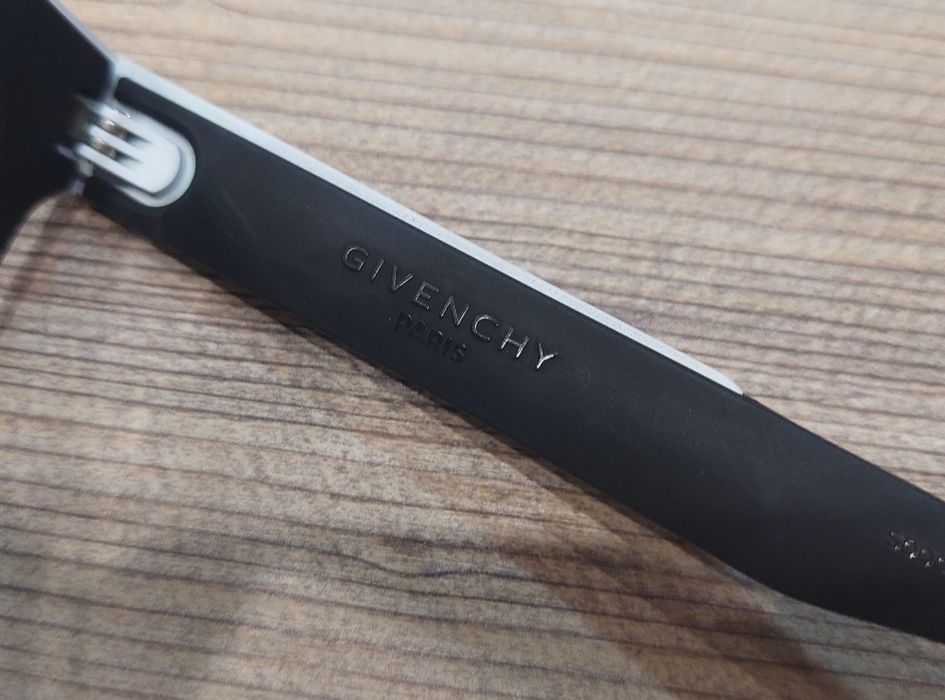 Яскраві і округлі сонцезахисні окуляри  GV7017/S 8VWEJ Givenchy!