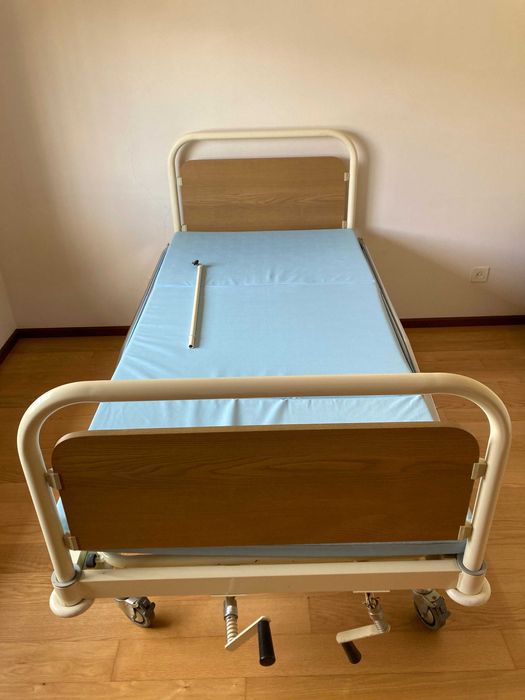 Cama articulada hospitalar