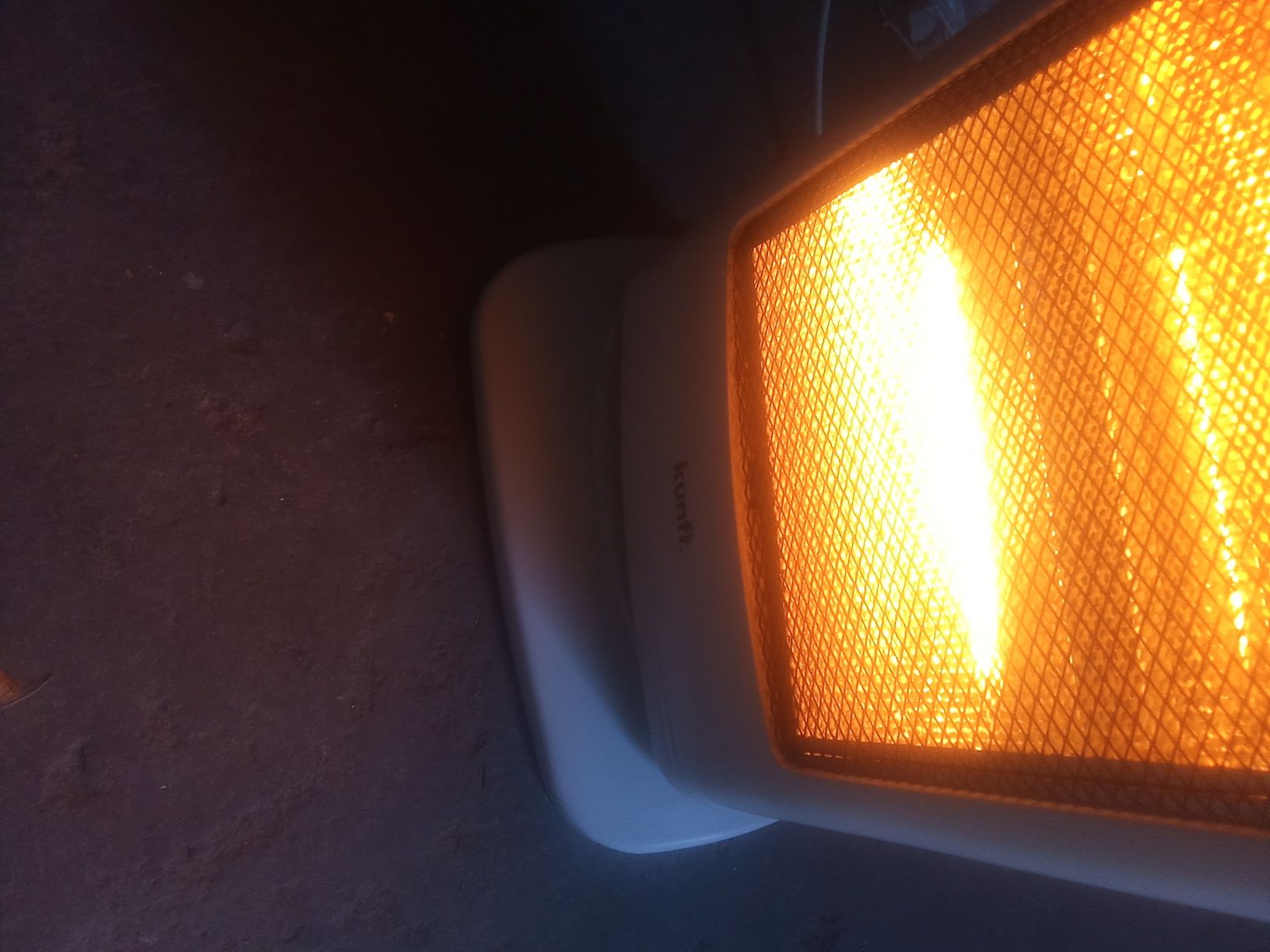 Aquecedor rotativo Kunft robusto.