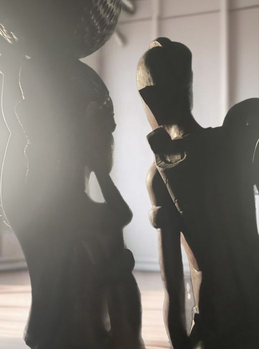 Esculturas africanas em madeira maciça