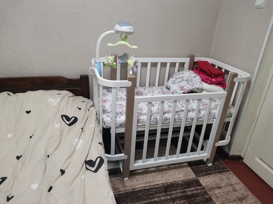 Дитяче ліжко та комод