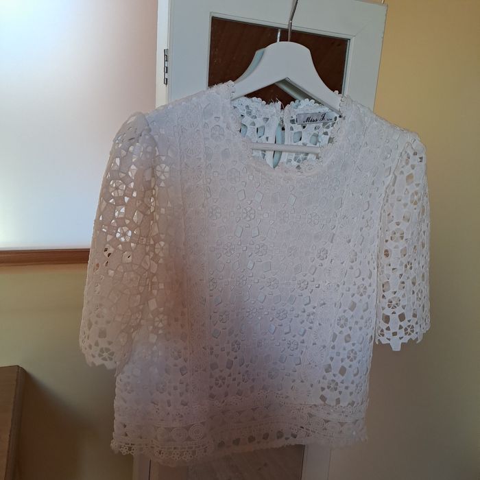 Blusa branca e creme