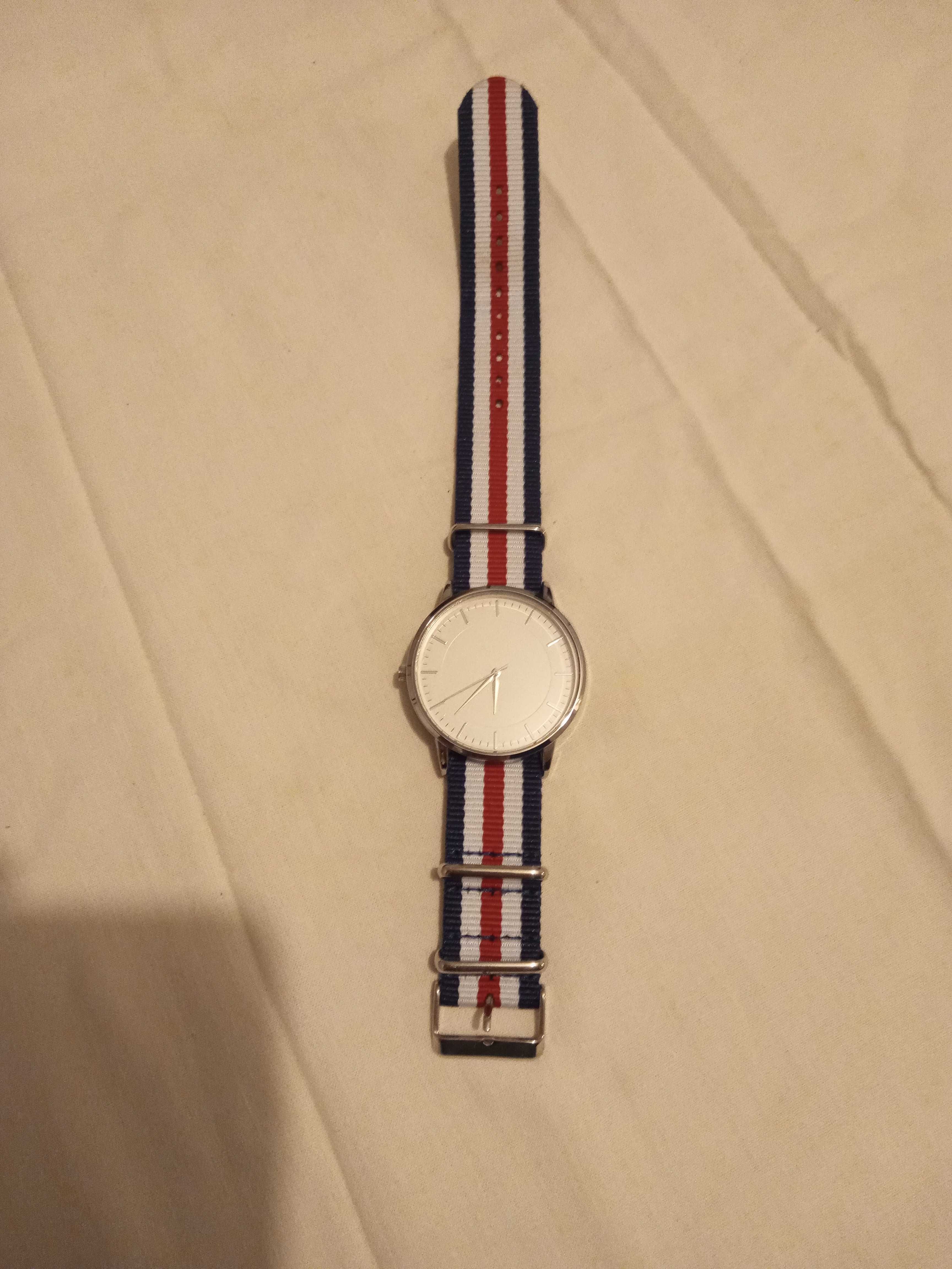 Zegarek H&M w dobrym stanie  biały czerwony niebieski