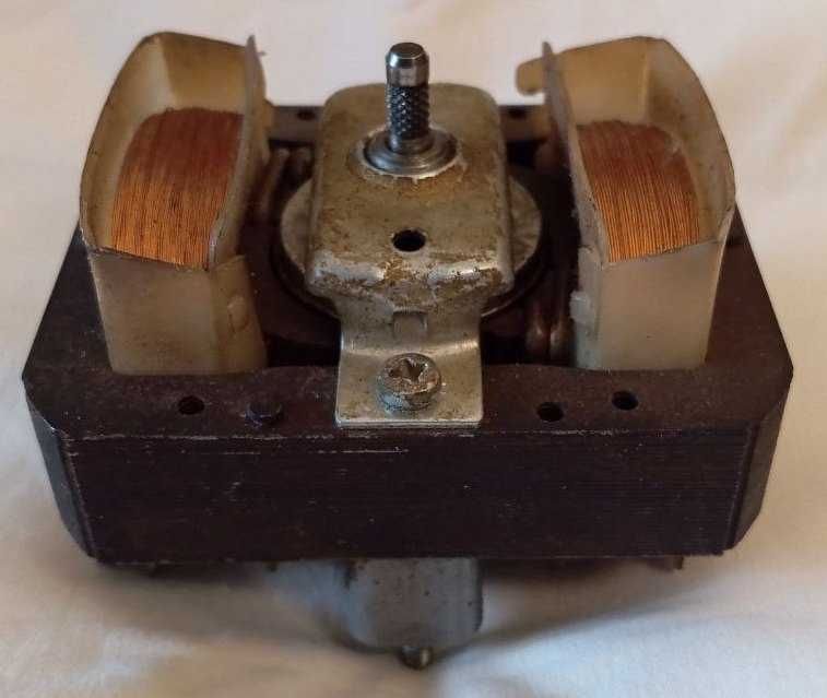 Двигун для побутової витяжки.