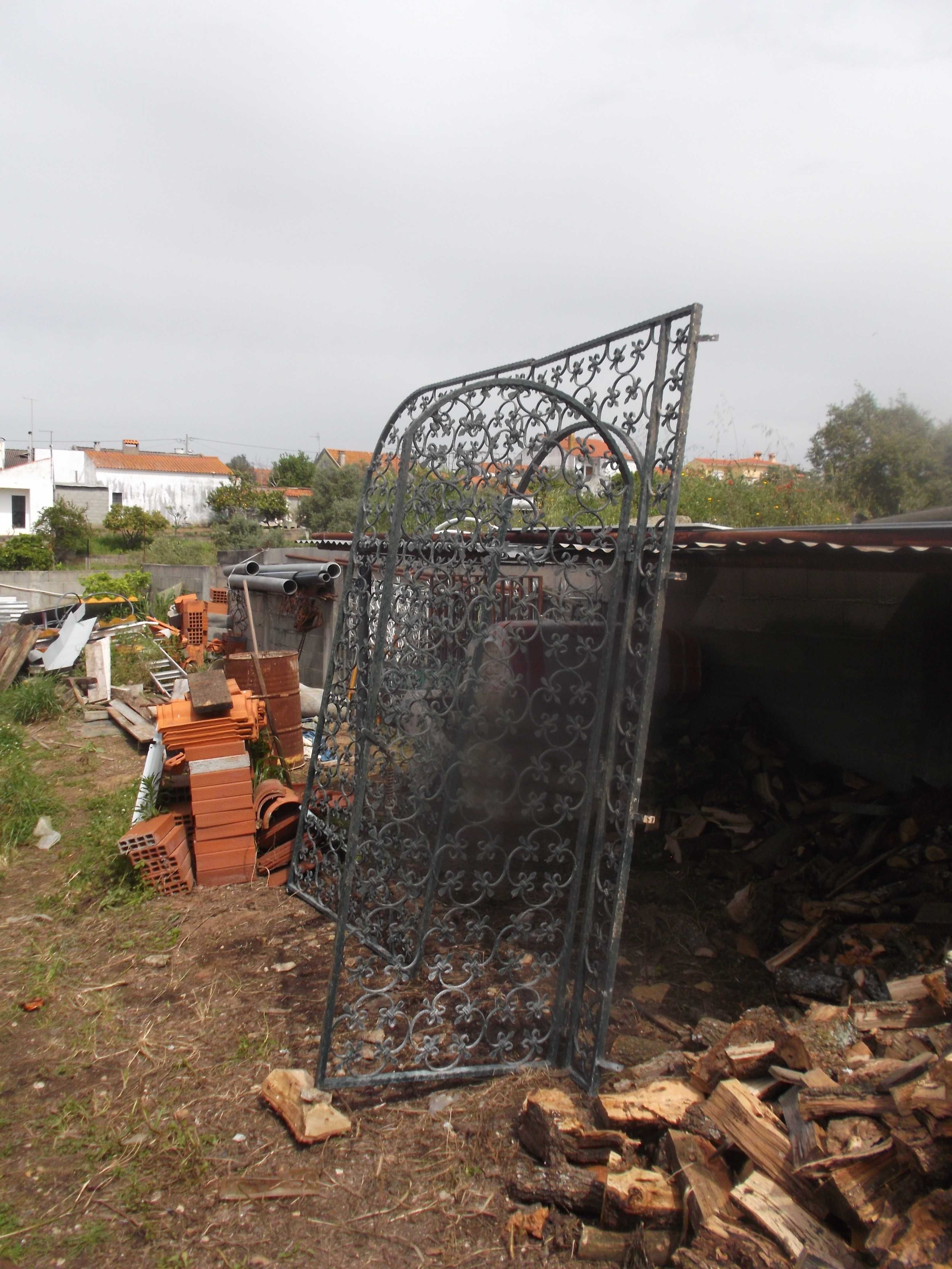 Entrada de quinta ou quintal em ferro trabalhado